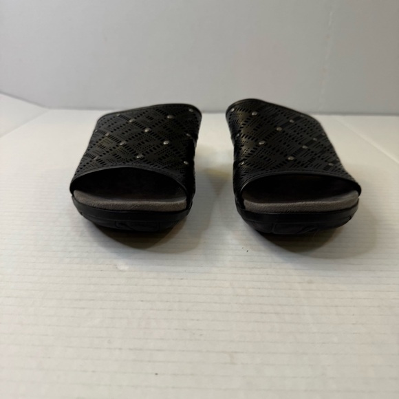 BareTraps Jaylyn Slide Sandal in Black Studs Comfort Shoe - Picture 2 of 8